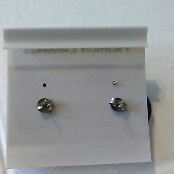 New Heart shaped earrings - Picture 2 of 4